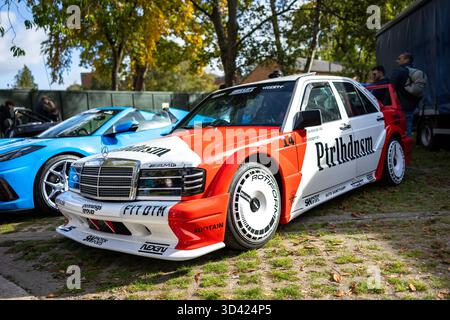 1990 Mercedes Benz 190E, in mostra al Bicester Motion Scramble tenutosi il 5 ottobre 2025. Foto Stock