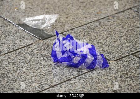 Smallbrook Queensway, Birmingham, 8 novembre 2025 - la polizia di West Midlands ha chiuso un tratto di strada direttamente fuori dal centro commerciale Bullring di Birmingham e dalla stazione di New Street dopo che una donna è stata pugnalata al collo venerdì sera, un uomo di 20 anni è stato arrestato. Diverse tende forensi sono state erette vicino a una fermata dell'autobus. Due piccole tende d'argento e una grande tenda di prova blu sono state poste sul marciapiede intorno a un piccolo cordone che ha chiuso la strada. Due agenti di polizia sono rimasti sulla scena per tutta la notte. Dichiarazione della polizia delle West Midlands: Un uomo è in custodia dopo un pugnalato a Birmingh Foto Stock