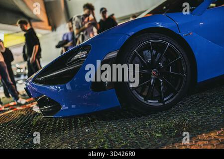 Milano, italia 28 ottobre 2025: Supercar blu mclaren anni '720 che mostra il suo design distintivo e l'aerodinamica elegante in un evento serale, attirando onlo Foto Stock