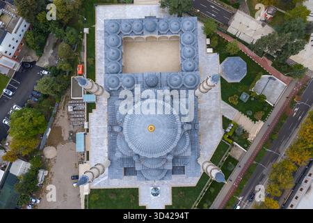 Vista aerea dall'alto verso il basso della Moschea di Namazgah a Tirana, Albania, con le sue cupole simmetriche e l'elegante design del cortile. Foto Stock