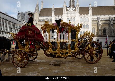 LONDRA, Regno Unito, 8 novembre 2025. Il 697° Lord Mayor di Londra, la Dame Susan Langley DBE, nel suo Gold State Coach sulla strada per la Royal Courts of Justice per prestare il suo giuramento e la fedeltà alla Corona come la prima ad essere nominata Lady Mayor di Londra. Crediti: Ian Bozic/Alamy Live News Foto Stock