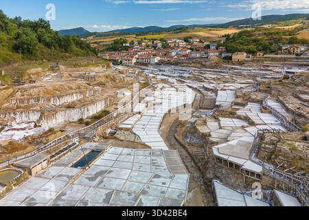Vista aerea della Valle dell'Anana con antiche terrazze saline, Paesi Baschi, Spagna Foto Stock