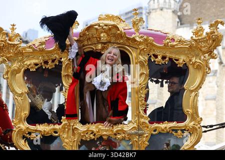 Dame Susan Langley, il 697° Lord Mayor della City di Londra e First Lady Mayor della City di Londra, salta dalla State Coach durante il Lord Mayor's Show nella City di Londra. Data foto: Sabato 8 novembre 2025. Foto Stock