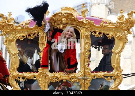 Dame Susan Langley, il 697° Lord Mayor della City di Londra e First Lady Mayor della City di Londra, salta dalla State Coach durante il Lord Mayor's Show nella City di Londra. Data foto: Sabato 8 novembre 2025. Foto Stock