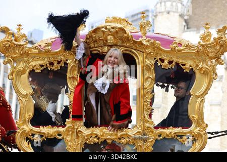 Dame Susan Langley, il 697° Lord Mayor della City di Londra e First Lady Mayor della City di Londra, salta dalla State Coach durante il Lord Mayor's Show nella City di Londra. Data foto: Sabato 8 novembre 2025. Foto Stock