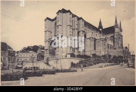 Questa fotografia mostra la Collégiale Sainte-Waudru a Mons, in Belgio. La data specifica della foto è sconosciuta, ma mette in evidenza il significato storico e architettonico della chiesa. Foto Stock