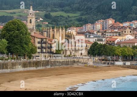 Pittoresco villaggio di pescatori di Lekeitio in Biscaglia, Paesi Baschi, Spagna Foto Stock