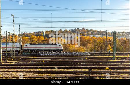 Intercity bei der Einfahrt in den Hauptbahnhof Stoccarda. // 06.11.2025. Stoccarda, Baden-Württemberg, Deutschland *** InterCity arrivo alla stazione centrale di Stoccarda 06 11 2025 Stoccarda, Baden Württemberg, Germania Foto Stock