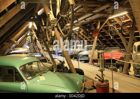 Egeskov slot, Funen, Danimarca, 14-08-2012 Descrizione: Collezione di auto d'epoca e biciclette nel Museo Attico, Castello di Egeskov, Danimarca Foto Stock