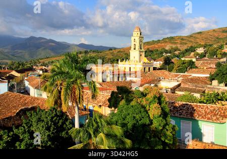 Trinidad, Cuba,11-12-2012 Descrizione: Veduta dell'ora d'oro dell'iconica torre campanaria e dei tetti coloniali di Trinidad, Cuba Foto Stock