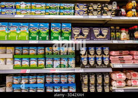 Londra Regno Unito, 06 novembre 2025, Selezione di popolari cartoni Supermaret e scatole di riso pudding e Custard Foto Stock