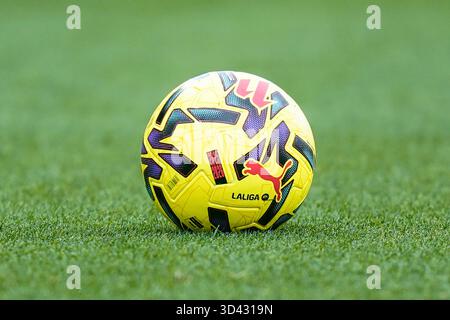 Girona, Spagna. 8 novembre 2025. La Liga Ball PET durante la partita la Liga 2025-2026, data 12 tra Girona FC e Deportivo Alaves giocata allo Stadio Montilivi l'8 novembre 2025 a Girona, Spagna. (Foto di Sergio Ruiz/PRESSIN) credito: PRESSINPHOTO SPORTS AGENCY/Alamy Live News Foto Stock