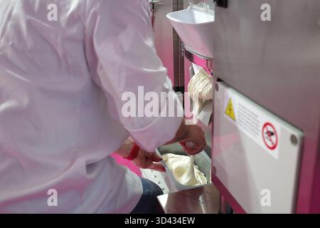 Palermo, Italia. 7 novembre 2025. Un gelatiere estrae il gelato appena fatto da una macchina durante una dimostrazione dal vivo al 17° Sherbeth - Festival Internazionale del gelato artigianale, a Palermo, Sicilia, Italia, il 7 novembre, 2025. l'evento mette in risalto le tecniche artigianali e l'innovazione nella produzione del gelato italiano attraverso workshop e masterclass. (Foto di Cristian Bonaviri/Sipa USA) credito: SIPA USA/Alamy Live News Foto Stock
