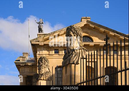 L'Università di Oxford ha scolpito i filosofi con il Clarendon Building sullo sfondo Broad Street Oxford EnglandUK Foto Stock