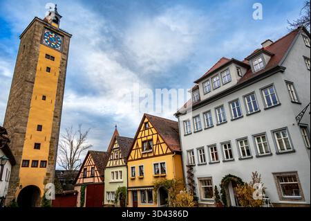 Case medievali e la torre della città di Rothenburg ob der Tauber, Germania Foto Stock