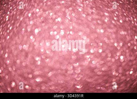 Luci bokeh a forma di cuore rosa che creano un'atmosfera romantica e da sogno. Foto Stock