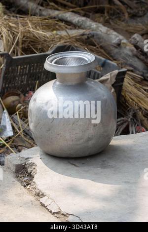 Caraffa metallica d'argento per trasportare il latte d'acqua nei Sundarbans vicino a Kolkata, India Foto Stock