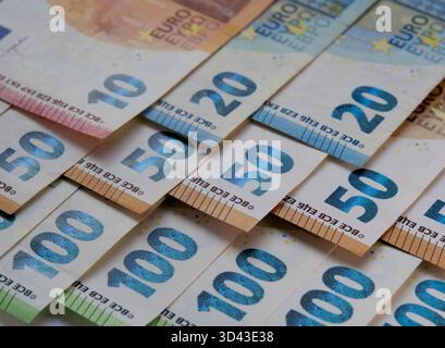 Banconote e monete in euro. Denaro in euro. Contesto delle banconote e delle monete in moneta dell'unione europea. Primo piano di banconote e monete in euro. Foto Stock