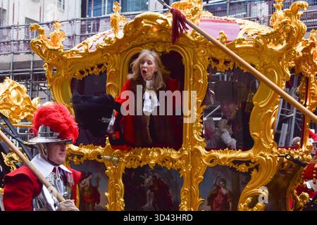 Londra, Regno Unito. 8 novembre 2025. Dame SUSAN LANGLEY DBE, il 697° Lord Mayor di Londra, passa sulla carrozza d'oro durante la processione Lady Mayor's Show in Fleet Street. Dame Susan Langley è solo la terza donna a ricoprire la carica in oltre 800 anni, e la prima ad essere intitolata la "Lady Mayor of London". La City di Londra, il quartiere finanziario della capitale, elegge un nuovo sindaco ogni anno. Crediti: Vuk Valcic/Alamy Live News Foto Stock