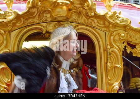 Londra, Regno Unito. 8 novembre 2025. Dame SUSAN LANGLEY DBE, il 697° Lord Mayor di Londra, passa sulla carrozza d'oro durante la processione Lady Mayor's Show in Fleet Street. Dame Susan Langley è solo la terza donna a ricoprire la carica in oltre 800 anni, e la prima ad essere intitolata la "Lady Mayor of London". La City di Londra, il quartiere finanziario della capitale, elegge un nuovo sindaco ogni anno. Crediti: Vuk Valcic/Alamy Live News Foto Stock