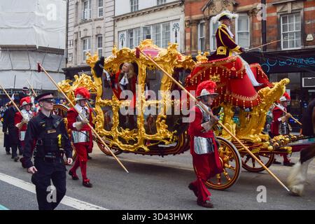 Londra, Regno Unito. 8 novembre 2025. Dame SUSAN LANGLEY DBE, il 697° Lord Mayor di Londra, passa sulla carrozza d'oro durante la processione Lady Mayor's Show in Fleet Street. Dame Susan Langley è solo la terza donna a ricoprire la carica in oltre 800 anni, e la prima ad essere intitolata la "Lady Mayor of London". La City di Londra, il quartiere finanziario della capitale, elegge un nuovo sindaco ogni anno. Crediti: Vuk Valcic/Alamy Live News Foto Stock