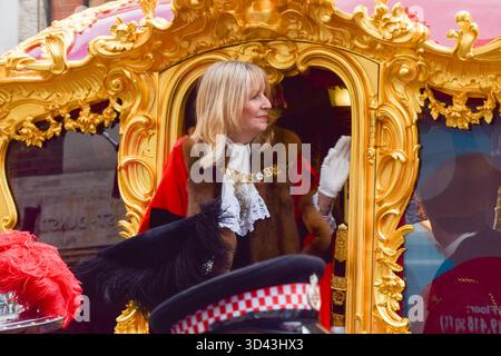 Londra, Regno Unito. 8 novembre 2025. Dame SUSAN LANGLEY DBE, il 697° Lord Mayor di Londra, passa sulla carrozza d'oro durante la processione Lady Mayor's Show in Fleet Street. Dame Susan Langley è solo la terza donna a ricoprire la carica in oltre 800 anni, e la prima ad essere intitolata la "Lady Mayor of London". La City di Londra, il quartiere finanziario della capitale, elegge un nuovo sindaco ogni anno. Crediti: Vuk Valcic/Alamy Live News Foto Stock