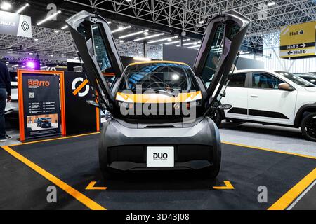 Mobilita la micro-City Duo 100% elettrica sullo stand Renault. Un quadriciclo elettrico a due posti progettato per la mobilità urbana, in sostituzione di Renault Twizy. Toulouse Auto, Motorcycle e Mobility Show. Dal 7 all'11 novembre 2025, il MEETT di Tolosa ospiterà l'Auto-Moto & Mobility Show, il più grande evento pubblico dedicato alla mobilità nel sud-ovest della Francia. Auto, motociclette, veicoli commerciali, biciclette e altri cosiddetti veicoli intermedi: Più di 60 marchi e 30 nuovi prodotti saranno presentati alla fiera Auto, Moto e mobilità. France Tolosa, 6 novembre 2025. Foto di Foto Stock