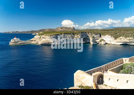 Küste von Bonifacio Mauern der Festung und der Leuchtturm Phare de la Madonetta an der Küste von Bonifacio, Korsika, le mura della fortezza di Frankreich e il Foto Stock