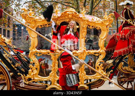 Londra, Regno Unito. 8 novembre 2025. La New Lady Mayor, la Dame Susan Langley DBE, ondeggia dalla carrozza dorata di Stato durante il tragitto. Per la prima volta nei suoi 800 anni di storia, il Lord Mayor's Show diventa il Lady Mayor's Show, una pietra miliare storica per la City di Londra. Dame Susan è la terza donna a ricoprire il ruolo, ma la prima ad adottare il titolo di "Lady Mayor". Crediti: Imageplotter/Alamy Live News Foto Stock