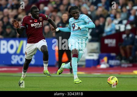 Loum Tchaouna (a destra) di Burnley e El Hadji Malick Diouf del West Ham United si battono per il pallone durante la partita di Premier League al London Stadium. Data foto: Sabato 8 novembre 2025. Foto Stock