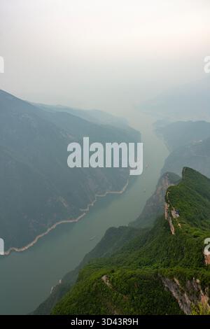 Prospettiva aerea che mostra i paesaggi mozzafiato delle tre gole Kui Men del fiume Yangtze in una giornata nebbiosa. Foto Stock