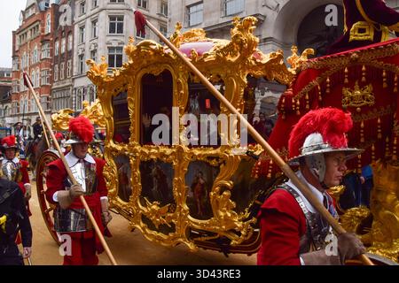 Londra, Regno Unito. 8 novembre 2025. Dame SUSAN LANGLEY DBE, il 697° Lord Mayor di Londra, passa sulla carrozza d'oro durante la processione Lady Mayor's Show in Fleet Street. Dame Susan Langley è solo la terza donna a ricoprire la carica in oltre 800 anni, e la prima ad essere intitolata la "Lady Mayor of London". La City di Londra, il quartiere finanziario della capitale, elegge un nuovo sindaco ogni anno. Crediti: Vuk Valcic/Alamy Live News Foto Stock