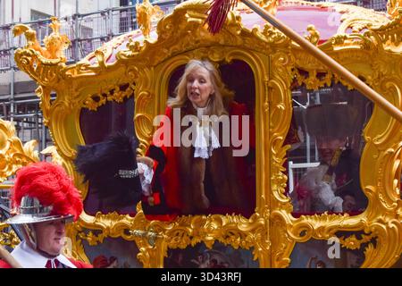 Londra, Regno Unito. 8 novembre 2025. Dame SUSAN LANGLEY DBE, il 697° Lord Mayor di Londra, passa sulla carrozza d'oro durante la processione Lady Mayor's Show in Fleet Street. Dame Susan Langley è solo la terza donna a ricoprire la carica in oltre 800 anni, e la prima ad essere intitolata la "Lady Mayor of London". La City di Londra, il quartiere finanziario della capitale, elegge un nuovo sindaco ogni anno. Crediti: Vuk Valcic/Alamy Live News Foto Stock
