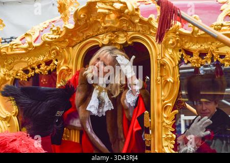Londra, Regno Unito. 8 novembre 2025. Dame SUSAN LANGLEY DBE, il 697° Lord Mayor di Londra, passa sulla carrozza d'oro durante la processione Lady Mayor's Show in Fleet Street. Dame Susan Langley è solo la terza donna a ricoprire la carica in oltre 800 anni, e la prima ad essere intitolata la "Lady Mayor of London". La City di Londra, il quartiere finanziario della capitale, elegge un nuovo sindaco ogni anno. Crediti: Vuk Valcic/Alamy Live News Foto Stock