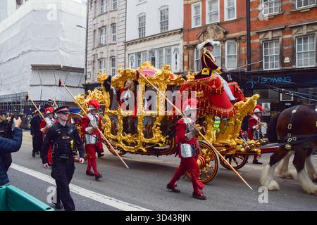 Londra, Regno Unito. 8 novembre 2025. Dame SUSAN LANGLEY DBE, il 697° Lord Mayor di Londra, passa sulla carrozza d'oro durante la processione Lady Mayor's Show in Fleet Street. Dame Susan Langley è solo la terza donna a ricoprire la carica in oltre 800 anni, e la prima ad essere intitolata la "Lady Mayor of London". La City di Londra, il quartiere finanziario della capitale, elegge un nuovo sindaco ogni anno. Crediti: Vuk Valcic/Alamy Live News Foto Stock