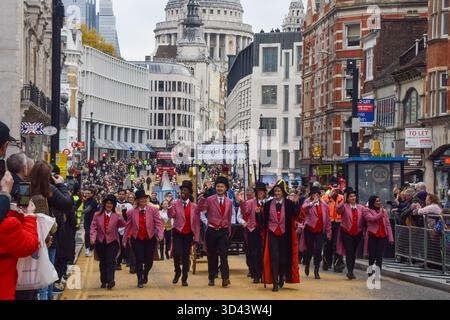 Londra, Regno Unito. 8 novembre 2025. I rappresentanti della Banca d'Inghilterra partecipano alla processione Lady Mayor's Show in Fleet Street. Dame Susan Langley è il 697° Lord Mayor di Londra, solo la terza donna a ricoprire la carica in oltre 800 anni, e la prima ad essere intitolata la "Lady Mayor of London". La City di Londra, il quartiere finanziario della capitale, elegge un nuovo sindaco ogni anno. Crediti: Vuk Valcic/Alamy Live News Foto Stock