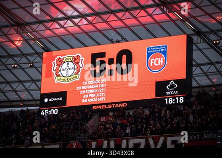 LEVERKUSEN, GERMANIA - 8 NOVEMBRE: Il tabellone segnapunti mostra il risultato del primo tempo: 5:0 per il Bayer 04 Leverkusen durante la partita di Bundesliga (giorno di gioco 10) tra Bayer 04 Leverkusen e FC Heidenheim alla BayArena l'8 novembre 2025 a Leverkuse Foto Stock