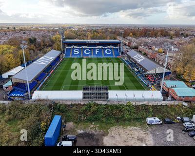 Stockport, Regno Unito. 8 novembre 2025. Vista aerea dello stadio Edgeley Park, sede della Stockport County, in vista della partita Sky Bet League 1 tra Stockport County e Luton Town all'Edgeley Park Stadium, Stockport, Inghilterra, l'8 novembre 2025. Foto di David Horn. Credito: Prime Media Images/Alamy Live News Foto Stock