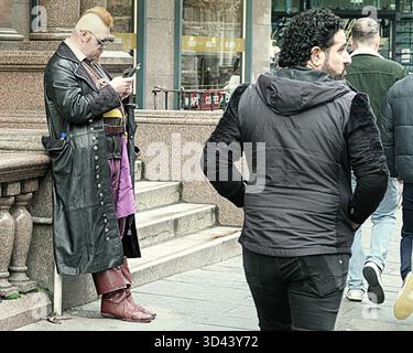 Glasgow, Scozia, Regno Unito. 8 novembre 2025. Meteo nel Regno Unito: Giorno umido e buio sul centro della città, mentre la gente del posto e l'ultimo dei turisti camminano per la città. Credit Gerard Ferry/Alamy Live News Foto Stock