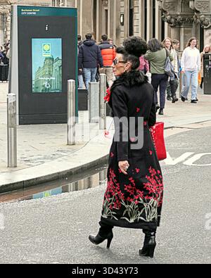 Glasgow, Scozia, Regno Unito. 8 novembre 2025. Meteo nel Regno Unito: Giorno umido e buio sul centro della città, mentre la gente del posto e l'ultimo dei turisti camminano per la città. Credit Gerard Ferry/Alamy Live News Foto Stock