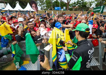 Gabriel Bortoleto (BRA) ha messo in palio il Team Sauber FANZONE durante le attività del venerdì del Gran Premio di Formula 1 MSC Cruises di São Paolo 2025 a Autódro Foto Stock