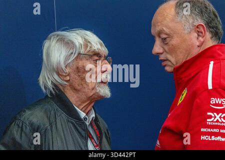 (L) Bernie Ecclestone (GBR) già amministratore delegato della Formula 1 e (R) Frederic Vasseur (fra) - Scuderia Ferrari F1 Team Principal durante il venerdì Foto Stock