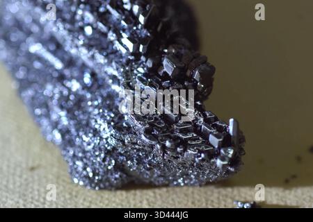 Cristalli di iodio, iodio in forma metallica. Foto Stock