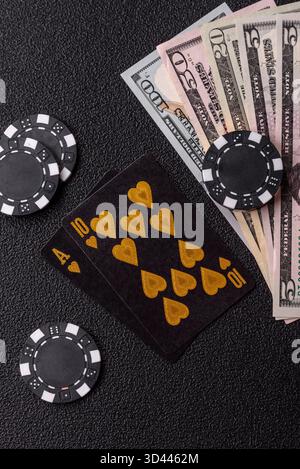Giocare al blackjack o al gioco di carte baccarat nel casinò con chip, scommesse e rischi. Carte e chip su feltro nero come sfondo per il tuo progetto Foto Stock