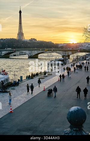 Passeggiata serale lungo la Senna con lo sfondo della Torre Eiffel a Parigi, Francia Foto Stock