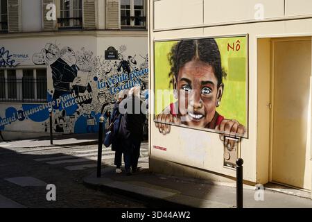 Esplora le vivaci strade di Montmartre a Parigi con pittoreschi murales e scene locali, Parigi, Francia Foto Stock