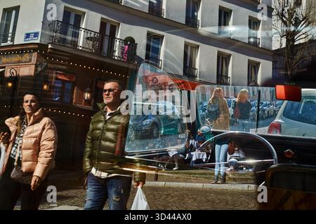 Passeggiando per le vivaci strade di Montmartre a Parigi in un pomeriggio di sole, Parigi, Francia Foto Stock