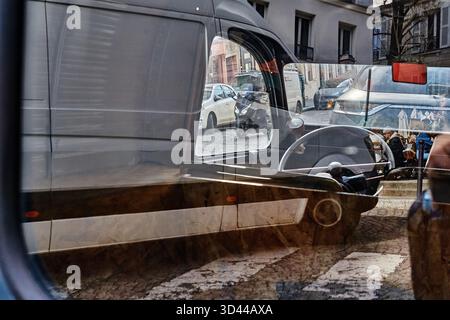 Riflessi delle strade di Montmartre catturati attraverso un finestrino di un veicolo a Parigi in una giornata di sole, Parigi, Francia Foto Stock
