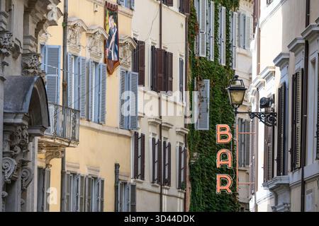 Antiche case tradizionali e un cartello da bar in via di Monserrato, a regola, uno dei quartieri più antichi di Roma nel cuore della città, Roma, Italia. Foto Stock
