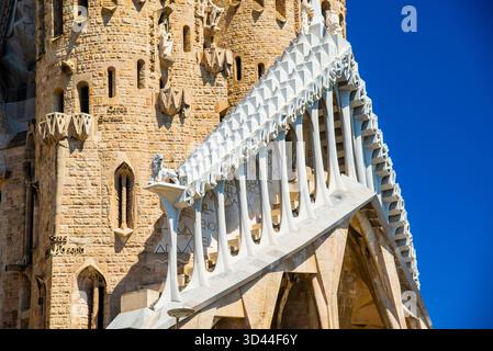 Barcellona, Spagna - 12 luglio 2025: La facciata della passione della Sagrada Familia Basilique a Barcellona, Spagna Foto Stock